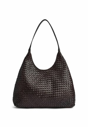 Geantă de mână din piele maro închis cu model țesut, formă dreptunghiulară mare rotunjită și o singură curea de umăr.