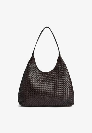 Bolso de piel marrón oscuro con un patrón tejido, forma rectangular grande y redondeada, y una sola correa para el hombro.