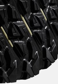 Zwarte bandenprofiel met een robuust ontwerp, rechte patronen, uitgesproken groeven en zijwanddetails voor verbeterde grip en tractie.