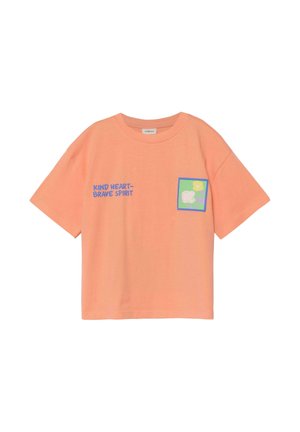 Krótka koszulka w kolorze brzoskwiniowym z niebieskim napisem "KIND HEART–BRAVE SPIRIT" i małą kwadratową grafiką owiec i słońca z przodu.