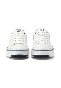 Sneaker in pelle bianca con punta arrotondata, design con lacci, dettagli in blu navy, suola testurizzata e cuciture a contrasto.