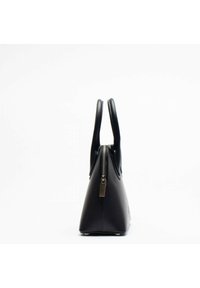 Borsa a mano in pelle nera a forma triangolare, con due manici corti e chiusura con zip. Presenta un design strutturato e dettagli metallici.