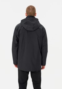 Giacca nera impermeabile con cappuccio, caratterizzata da un orlo dritto, maniche lunghe e un design minimalista. Senza motivi visibili o hardware.