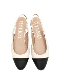 Bežové slingback topánky s čiernym špicatým prstom, vyrobené z kože, s otvoreným dizajnom a pamäťovou bežovou stielkou.