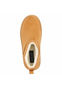 Tan suède enkellaars met een zachte, witte bontvoering, slip-on ontwerp en een achterste trekband voor gemakkelijk aan- en uittrekken. Platte rubberen zool biedt stabiliteit.