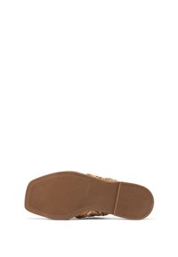 Sandalo marrone con suola in gomma texturizzata, tomaia in sintetico intrecciato e design piatto. Accentuato da un motivo intrecciato per un tocco di dettaglio in più.
