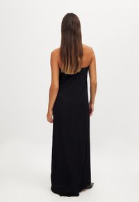 NA-KD Maxi šaty - black