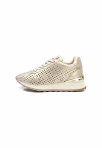 Zapatillas metálicas doradas con diseño perforado, cordones planos, lengüeta acolchada y suela texturizada. Presentan un acento brillante en el talón.