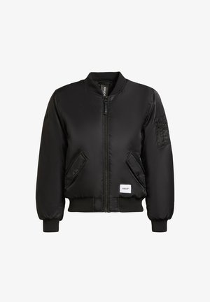 Czarna kurtka bomberka z błyszczącego, ocieplanego materiału. Posiada zamek z przodu, ściągacze przy mankietach, dwie ukośne kieszenie z przodu oraz kieszeń naszywaną na rękawie.