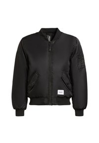 Giacca bomber nera realizzata in tessuto liscio e lucido. Presenta una chiusura frontale con zip, due tasche laterali e una tasca utility sul maniche.