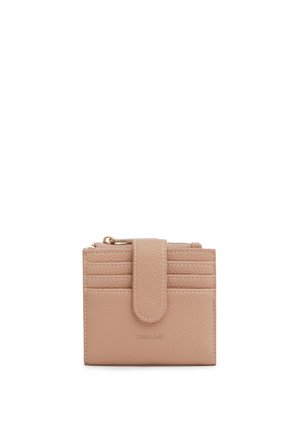 Portafoglio compatto in pelle beige con molteplici scomparti per carte, una cinghia con chiusura a scatto e una tasca porta monete con cerniera in alto.