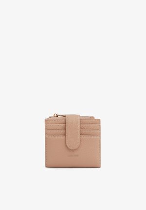 Portafoglio compatto in pelle beige con molteplici scomparti per carte, una cinghia con chiusura a scatto e una tasca porta monete con cerniera in alto.