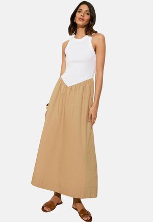 Vestido maxi con un torso blanco acanalado y una falda fluida beige. Textura suave con una silueta en A y un diseño de longitud hasta el tobillo.