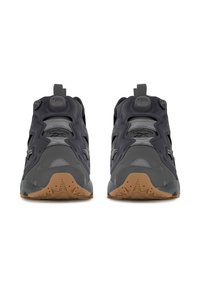 Schwarz-graue Turnschuhe mit einer strukturierten Oberseite, ausgestattet mit einem Pumpmechanismus, großen seitlichen Ausschnitten und einer Gummisohle mit Sternmuster.