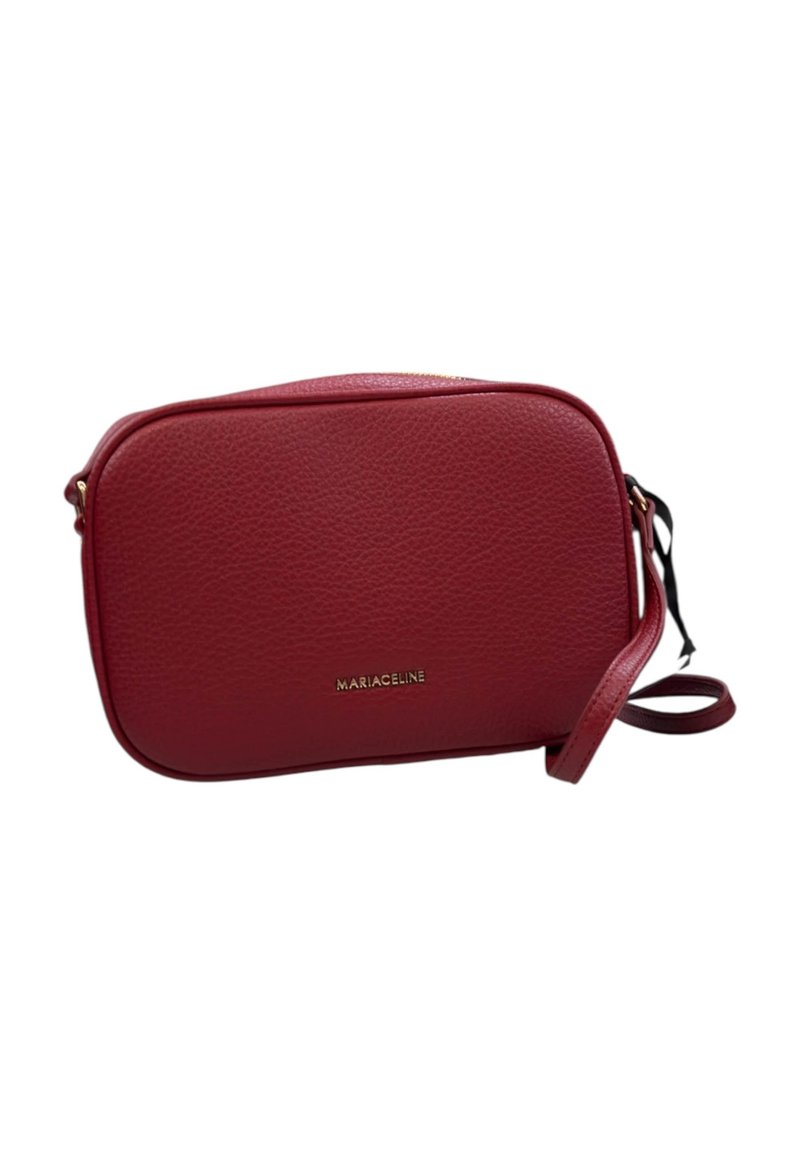 Borsa a tracolla rossa in pelle con forma rettangolare, superficie testurizzata, hardware dorato e una tracolla removibile. Logo visibile sul davanti.