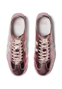 Scarpe da ginnastica metalliche rosa con accenti e lacci color crema. Presentano una texture liscia e lucida e un branding discreto sulla linguetta.