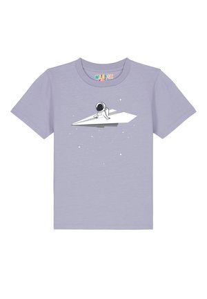 Lila Kurzarm-T-Shirt aus Baumwolle mit einem weißen Astronauten-Graphic auf einem Papierflieger vor einem sternenübersäten Hintergrund.
