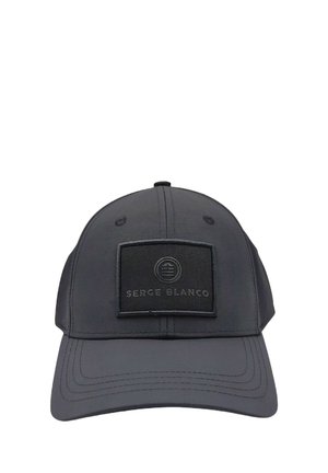 Casquette de baseball noire avec une pièce rectangulaire affichant un logo circulaire et le texte "SERGE BLANCO" au centre de l'avant.