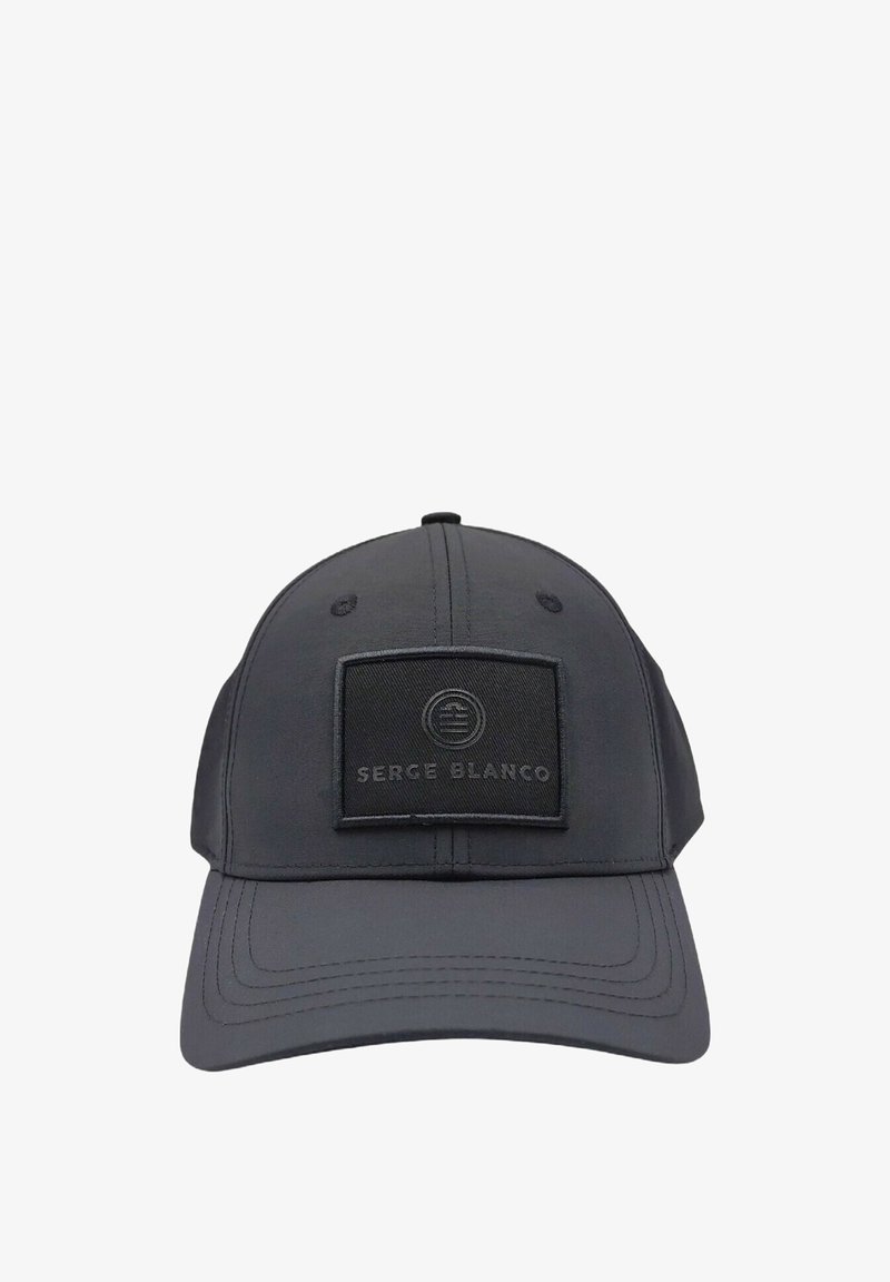 Casquette de baseball noire avec une pièce rectangulaire affichant un logo circulaire et le texte "SERGE BLANCO" au centre de l'avant.