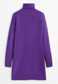 Robe-pull à col roulé en maille violette à manches longues avec poignets et ourlet côtelés, présentée à plat vue de dos.