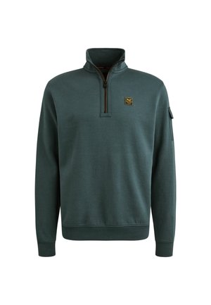 Tamnozeleni pulover izrađen od mekog materijala koji ima ovratnik s polu-zip zatvaračem, rebraste rukave i malu oznaku loga na grudima.