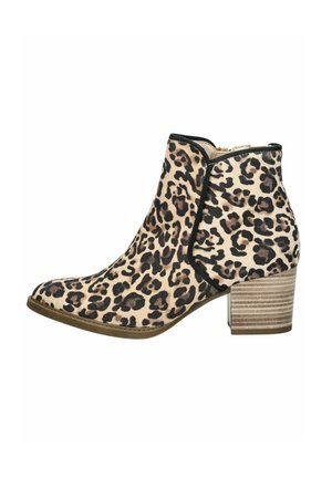 Bottines imprimées léopard avec une tige en textile doux, un bout arrondi et un talon empilé avec un motif rayé. Le contour noir met en valeur le design.