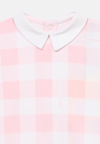 Rosa-weiß kariertes Stoff mit einem weißen, abgerundeten Kragen und einem kleinen Knopf am hinteren Halsausschnitt.
