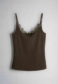 Braunes ärmelloses Camisole-Oberteil mit dünnen Trägern und Spitzenbesatz entlang des V-Ausschnitts, hängend vor einem schlichten hellgrauen Hintergrund.