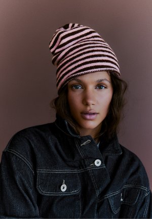 Bershka, STRIPED BEANIE - Bonnet - light pink