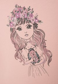 Rosa Stoff mit einem gezeichneten Mädchen mit langen Haaren und einem Blumenkranz, das einen Igel hält. Details umfassen Blumenmuster und Pailletten.