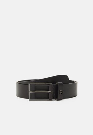 Cintura in pelle nera con una fibbia rettangolare in argento, presenta un logo impresso sulla cinghia, texture liscia e un design classico.