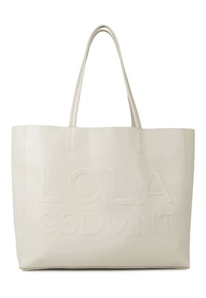 Bolso tote beige hecho de material sintético con texto en relieve "LOLA CSDMNT." Cuenta con dos asas y una forma rectangular estructurada.