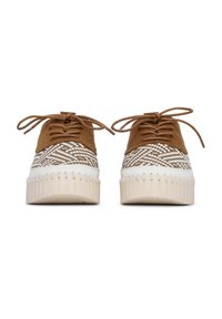 Zapatos de ante marrón con cordones, upper trenzado, entresuela blanca y suela de plataforma texturizada. Presentan cordones marrones y detalles de costura distintivos.