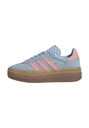 Jasnoniebieski zamszowy sneaker z koralowo-różowymi paskami i piętą, grubą warstwową gumową podeszwą oraz wzorzystym detalem na języku.