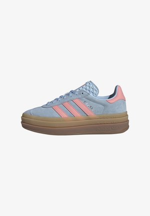 Jasnoniebieski zamszowy sneaker z koralowo-różowymi paskami i piętą, grubą warstwową gumową podeszwą oraz wzorzystym detalem na języku.