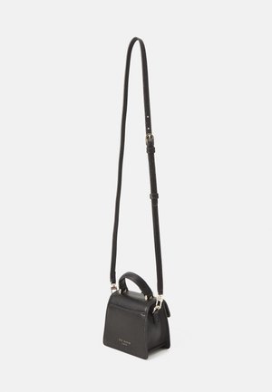 Lille sort læder crossbody taske med top håndtag og justerbar lang rem, simpelt design, guldfarvet hardware og prægede mærkenavn foran.