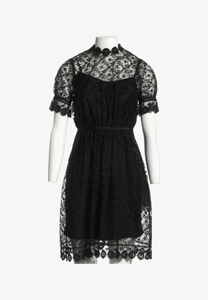 Vestido de encaje negro con mangas cortas abullonadas, cuello alto, cintura ceñida y estampados florales sobre tela transparente con forro sólido.