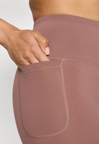 Under Armour MOTION BIKE SHORT - Leggings - sierra taupe/white
