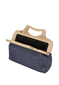 Blå strikket stofpose med træhåndtag og lås. Indersiden er foret med sort. Designet har en tekstureret, ribbet overflade.