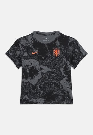 Maglietta Nike a maniche corte tie-dye nera e grigia con logo Nike arancione e stemma del leone sul petto.