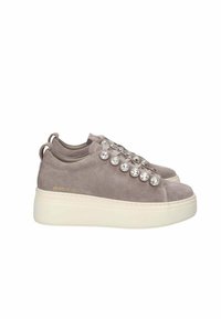 Sneakers grigi in suede con una suola platform bianca spessa, caratterizzati da grandi strass decorativi lungo l'area dei lacci e un manico posteriore.