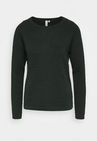 Dunkelgrüner Pullover mit langen Ärmeln, ribbeliger Textur, Rundhalsausschnitt und figurnaher Passform. Das Material wirkt weich und leicht.