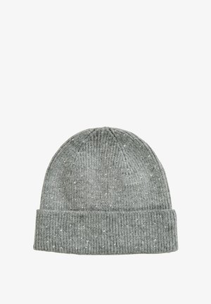 Gorro de punto acanalado gris con una textura suave, que presenta sutiles destellos. La modelo ajusta el gorro, vistiendo una chaqueta acolchada negra.