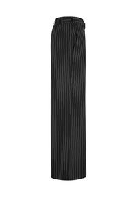 Pantalon noir taille haute avec fines rayures blanches verticales, passants de ceinture, poches latérales et jambes larges et droites, vu de côté.