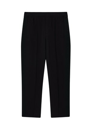 Schwarze Hose mit geradem Bein, vorderen Falten, elastischem Bund, Seitentaschen und dezenten Logodetails entlang der Seitennähte.