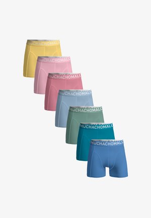 Zeven paar herenboxershorts in geel, lichtroze, donkerroze, lichtblauw, groen, petrol en blauw met witte taillebanden met de tekst "MUCHACHOMALO".