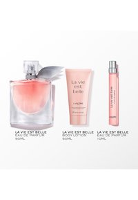 La Vie Est Belle Eau de Parfum (50 ml) i en klar glasflaske med lyserød væske, sølvblad accent; lyserød body lotion (50 ml); mini parfume (10 ml).