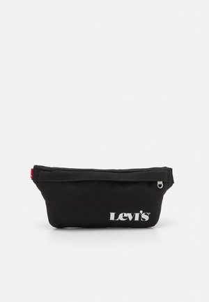 Schwarze Levi's-Gürteltasche mit Reißverschluss, silbernem Ringdetail und weißem Levi's-Logo auf der Vorderseite, vor weißem Hintergrund abgebildet.