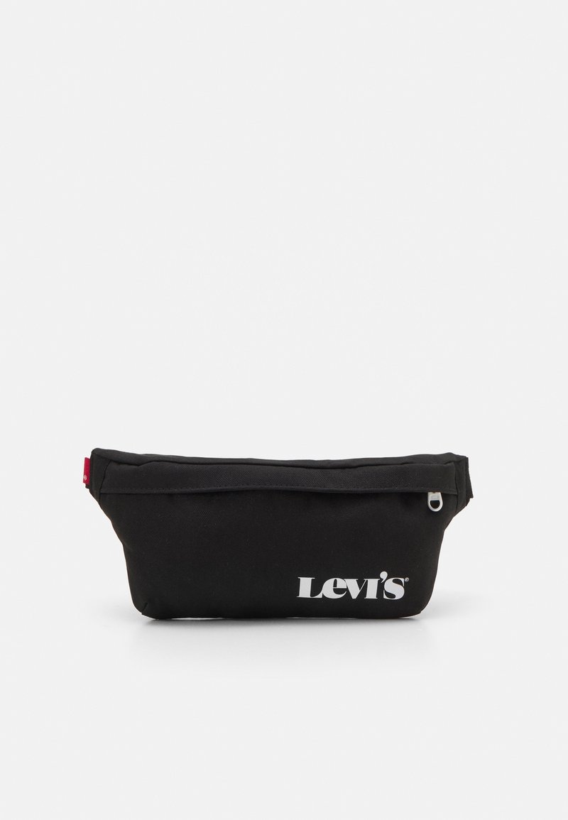 Banane noire Levi's avec fermeture zippée, détail anneau argenté et logo Levi's blanc sur le devant, présentée sur fond blanc uni.