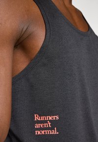 New Balance ATHLETICS GRAPHIC SINGLET - Felső - black